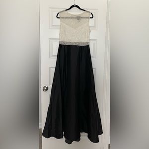 Adrianna Papell Off White & Black Formal Dress
